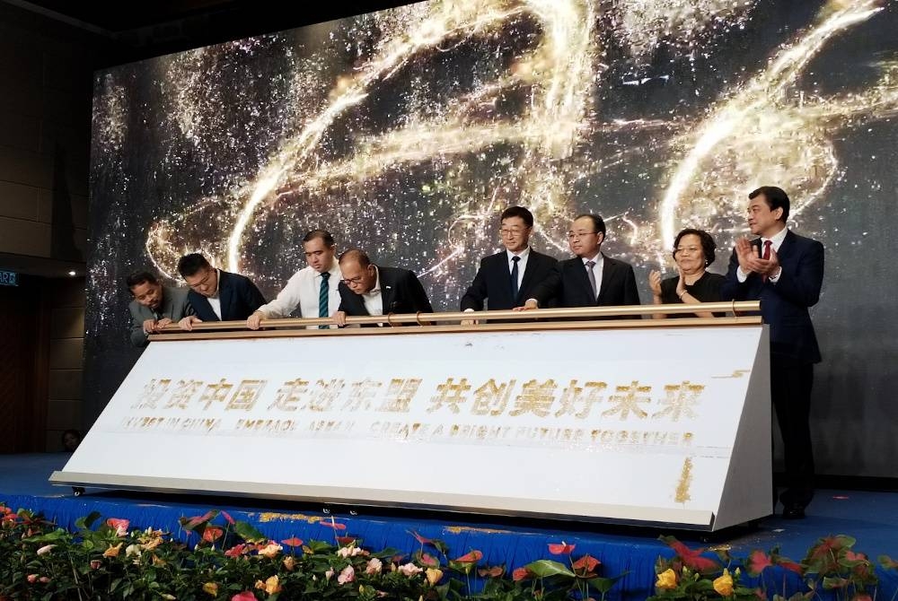 Antony (tiga dari kiri) bersama Wan Rosdy (lima dari kanan) ketika merasmikan majlis tahun melabur di China (menyambut baik ASEAN) dan sambutan ulang tahun Ke-10 Penubuhan MCKIP di bawah China-Malaysia ‘Dua Negara, Taman Berkembar’ yang dianjurkan oleh Wilayah Autonomi Guangxi Zhuang, China di sini pada Jumaat.