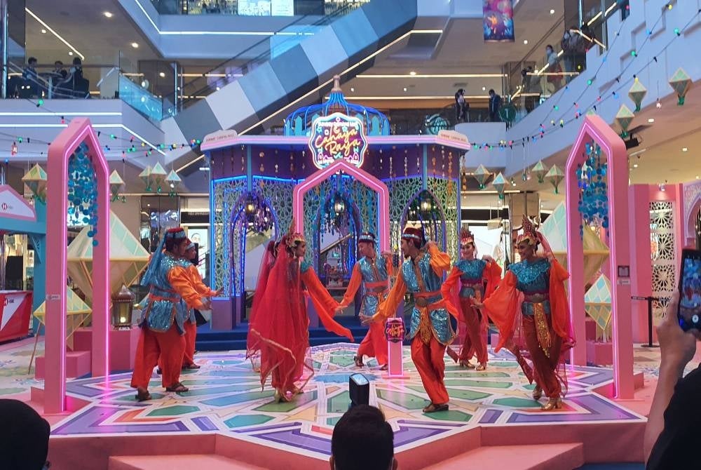 Persembahan kebudayaan antara yang memeriahkan Kempen Cahaya Raya 24 Mac hingga 1 Mei di Sunway Carnival Mall, pada Khamis.