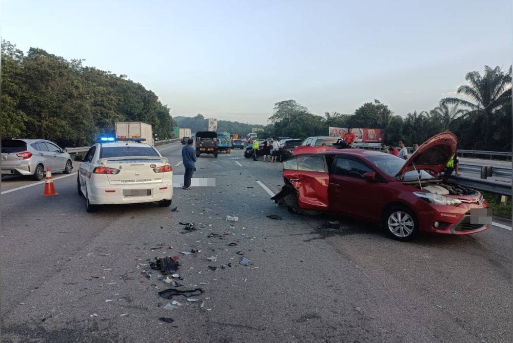Mangsa maut selepas dirempuh sebuah kenderaan di kilometer 242.9 Lebuhraya Utara-Selatan (arah Utara), di sini, pagi Jumaat. - Foto PDRM