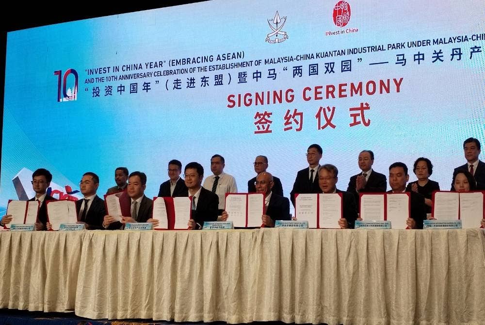 Anthony (tiga dari kiri) ketika menyaksikan majlis menandatangani perjanjian memorandum persefahaman (MOU) dan Memorandum Perjanjian (MoA) pada majlis tahun melabur di China (menyambut baik ASEAN) dan sambutan ulang tahun Ke-10 Penubuhan MCKIP di bawah China-Malaysia ‘Dua Negara, Taman Berkembar’ yang dianjurkan oleh Wilayah Autonomi Guangxi Zhuang, China di sini pada Jumaat.