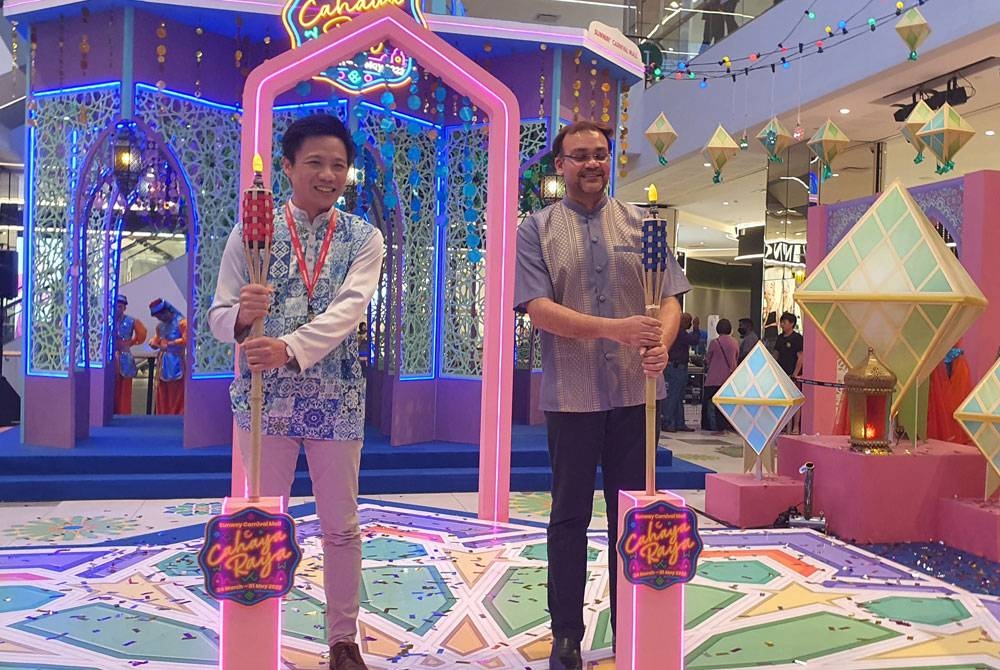 Wen Yew (kiri) ketika melancarkan Kempen Cahaya Raya dan Bilik Tenang Sempena Hari Autisme Sedunia di Sunway Carnival Mall, pada Khamis.