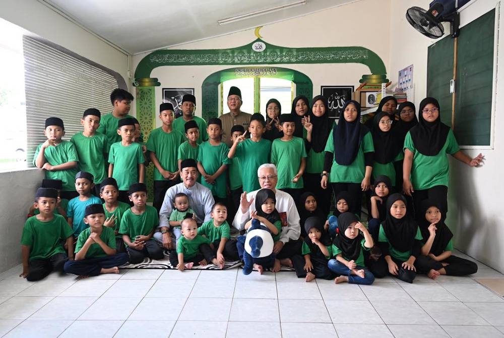 Ismail Sabri bersama penghuni Rumah Amal Asnaf Al-Barakh.