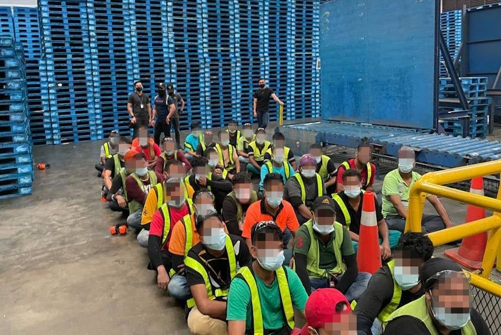 Sekumpulan PATI ditahan kerana menggunakan pelekat palsu PLKS dalam serbuan JIM pada 5 dan 6 April.