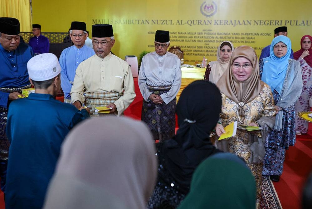 Yang di-Pertuan Agong Al-Sultan Abdullah Ri'ayatuddin Al-Mustafa Billah Shah dan Raja Permaisuri Agong Tunku Hajah Azizah Aminah Maimunah Iskandariah berkenan menyampaikan sumbangan kepada golongan asnaf pada Majlis Sambutan Nuzul Al-Quran Kerajaan Negeri Pulau Pinang di Masjid Negeri pada Jumaat. - Foto Bernama