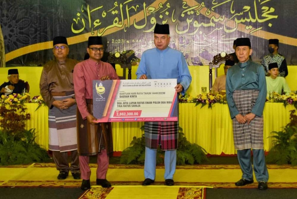 Sultan Nazrin (dua dari kanan ) berkenan menyampaikan sumbangan bantuan Hari Raya Aidilfitri oleh MAIPk sempena Majlis Sambutan Nuzul al-Quran Peringkat Negeri Perak serta Majlis Perasmian Masjid Muhammad Al-Fateh, Taman Jati pada Jumaat.