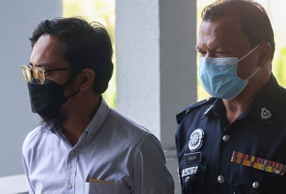 Izwan Mashuri (kiri) ketika dibawa ke Mahkamah Sesyen Kuala Lumpur. 