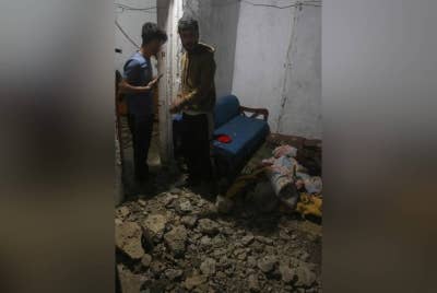Penduduk Lubnan memeriksa kerosakan rumah mereka yang terkena roket Israel semasa serangan udara yang menyasarkan kawasan Qlaileh, di pinggir bandar Tyre, selatan ibu negara Lubnan pada Jumaat. - Foto AFP