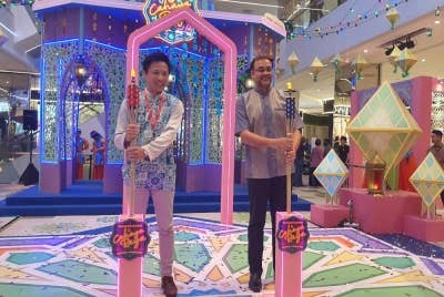 Wen Yew (kiri) ketika melancarkan Kempen Cahaya Raya dan Bilik Tenang Sempena Hari Autisme Sedunia di Sunway Carnival Mall, pada Khamis.