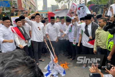 Pemuda UMNO yang diketuai Dr Muhamad Akmal bertindak membakar bendera Israel di hadapan Masjid Jamek, Kampung Baru Kuala Lumpur pada Jumaat.