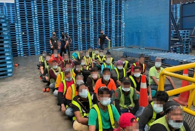 Sekumpulan PATI ditahan kerana menggunakan pelekat palsu PLKS dalam serbuan JIM pada 5 dan 6 April.