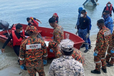 Anggota penyelamat mengangkat mayat mangsa sebelum dihantar ke Hospital Pulau Pinang.