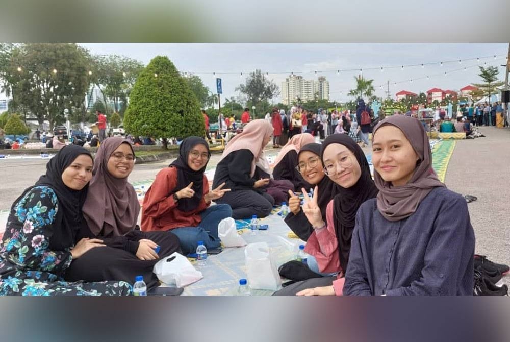 Pelbagai kuih-muih disediakan untuk semua pengunjung yang hadir.