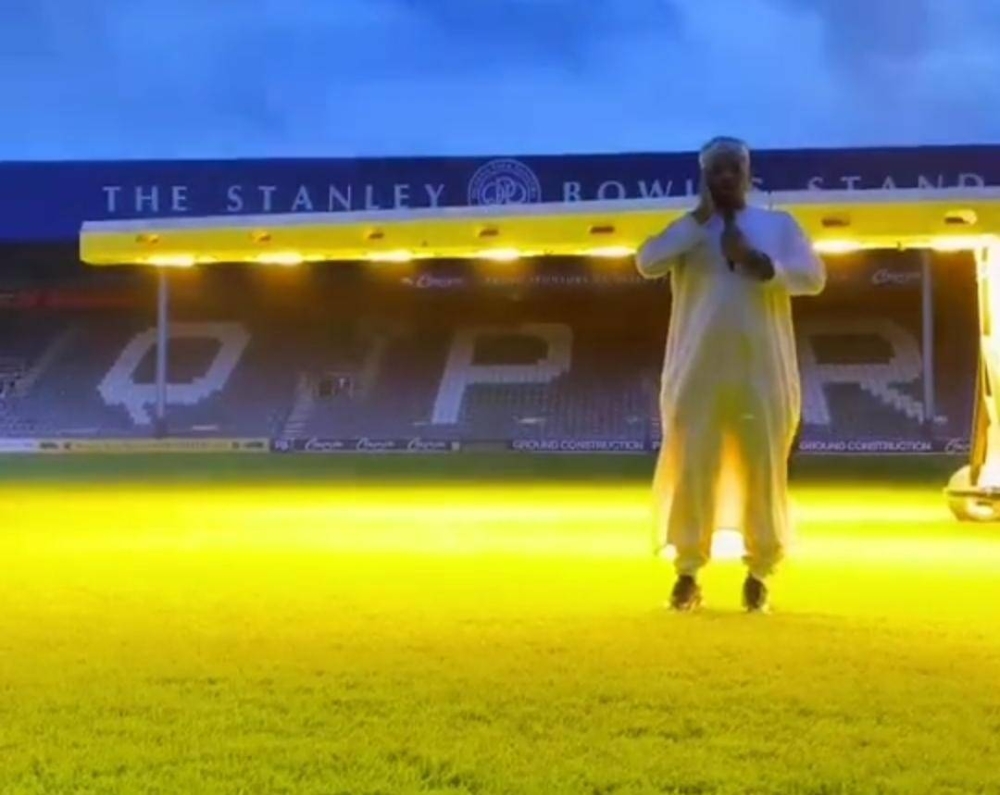 Laungan azan berkumandang di Stadium Loftus Road. - Foto Agensi
