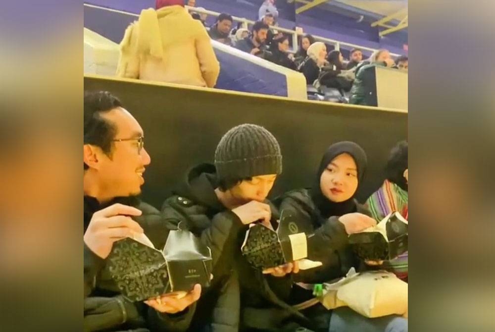 Antara komuniti setempat yang berbuka puasa di Stadium Loftus Road. - Foto Agensi