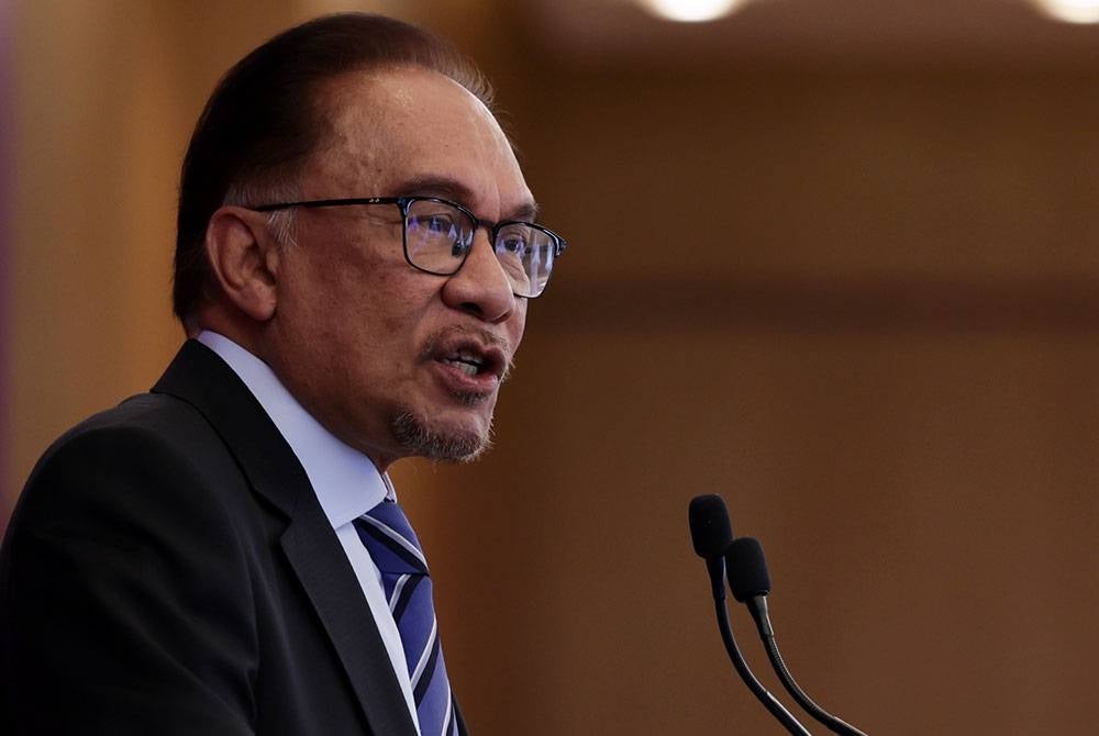 Anwar ketika lawatan ke Beijing pada 31 Mac lalu. Foto Bernama