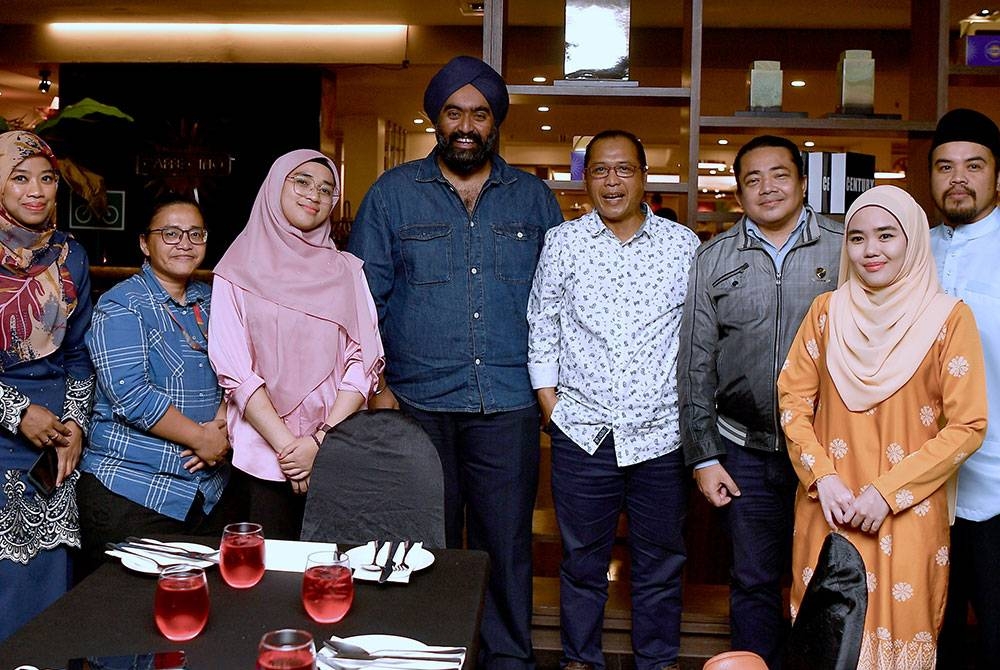 Amarjit bersama pengamal media ketika majlis berbuka puasa di sebuah hotel terkemuka di Petaling Jaya, Selangor pada Jumaat. - Foto Bernama