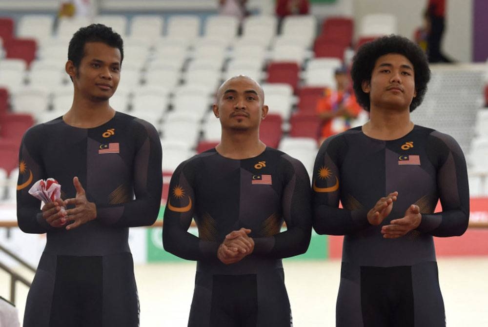 Fadhil (kanan) bersama Azizulhasni (tengah) dan Shah Firdaus.