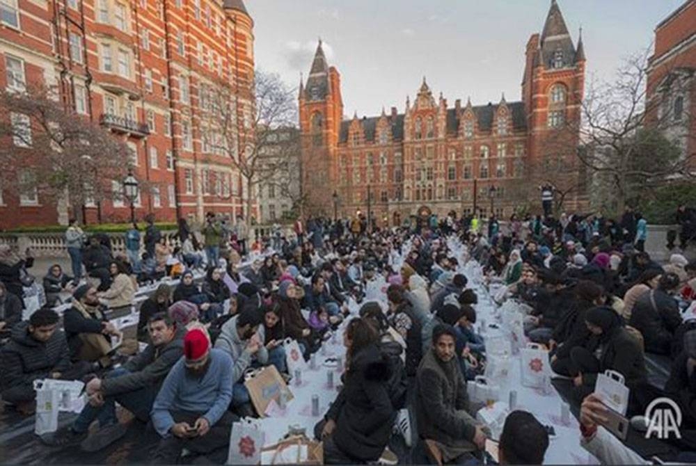 Sekitar 450 orang berkumpul di Royal Albert Hall, London pada Jumaat sempena majlis berbuka puasa terbuka - Foto kredit Anadolu Agensi