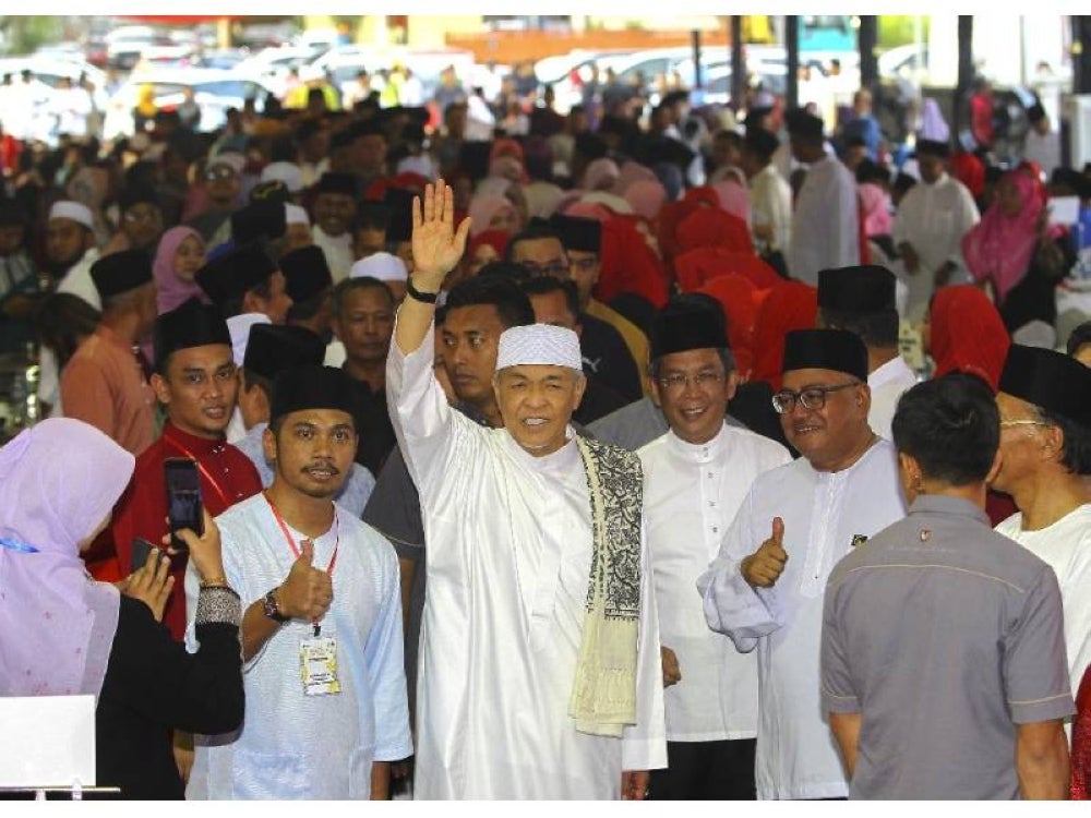 Ahmad Zahid melambai kepada orang ramai di Program Santunan Kasih Ramadan.