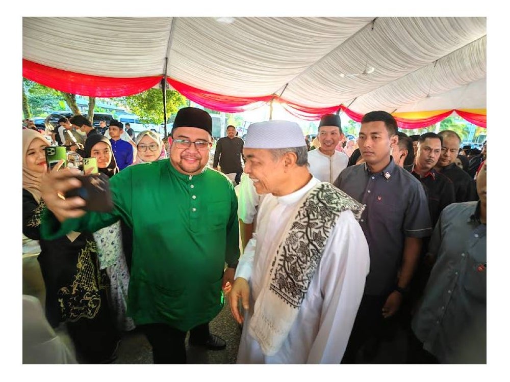 Orang ramai tidak melepaskan peluang bergambar dengan Ahmad Zahid.