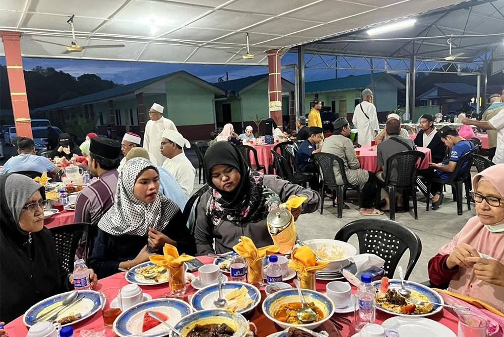 Sebahagian anak yatim dan warga emas yang turut serta dalam majlis berbuka puasa bersama anak yatim dan warga emas di Madrasah Kamaliah Kampung Cherok Paloh di sini