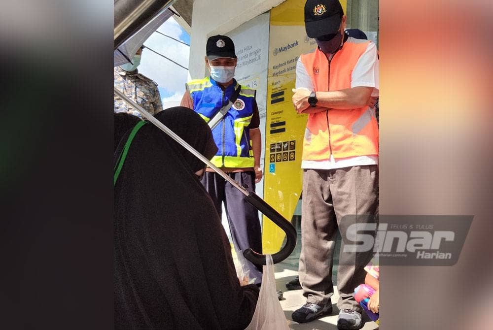 Sulaihah (kiri) ditahan di sebuah bank di bandar Kota Bharu.