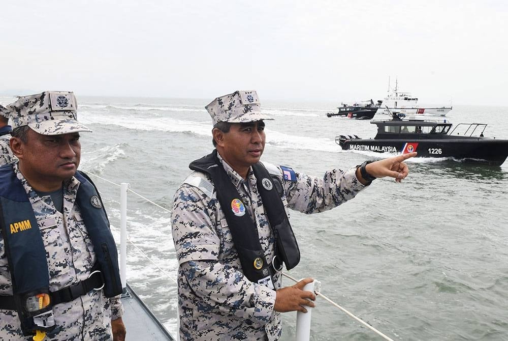 Timbalan Ketua Pengarah (Logistik) Laksamana Madya Maritim Datuk Saiful Lizan Ibrahim (kanan) selaku pemangku Ketua Pengarah Maritim Malaysia memerhatikan bot Maritim Malaysia bersiap sedia untuk Op Khas Pagar Laut yang dilancarkan di atas kapal KM Kimanis hari ini.