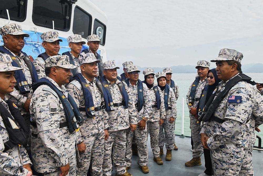 Timbalan Ketua Pengarah (Logistik) Laksamana Madya Maritim Datuk Saiful Lizan Ibrahim (kanan) selaku pemangku Ketua Pengarah Maritim Malaysia beramah mesra dengan pegawai-pegawai penguatkuasa Maritim Malaysia selepas melancarkan Op Khas Pagar Laut yang dilancarkan di atas kapal KM Kimanis hari ini.