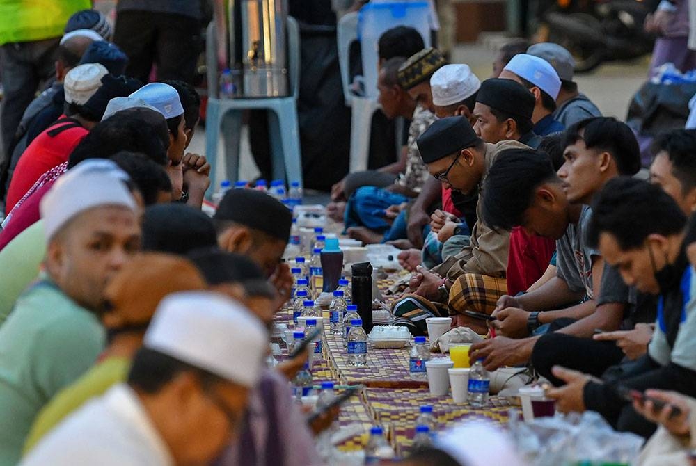 Aktiviti berbuka puasa di dataran Masjid Muhammadi merupakan kali pertama bagi masyarakat di sekitar bandar selepas pembinaannya siap menjelang Ramadan. - Foto Bernama