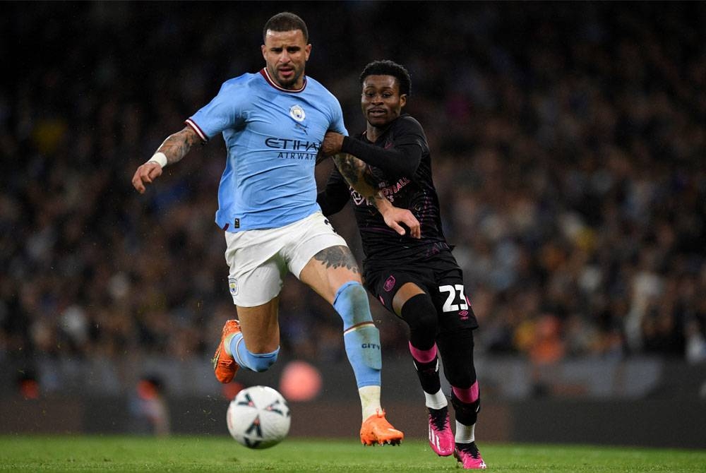 Kyle Walker (kiri) bersaing dengan penyerang Burnley, Nathan Tella semasa perlawanan suku akhir Piala FA di Stadium Etihad, Manchester, pada 18 Mac lalu. - FOTO: AFP