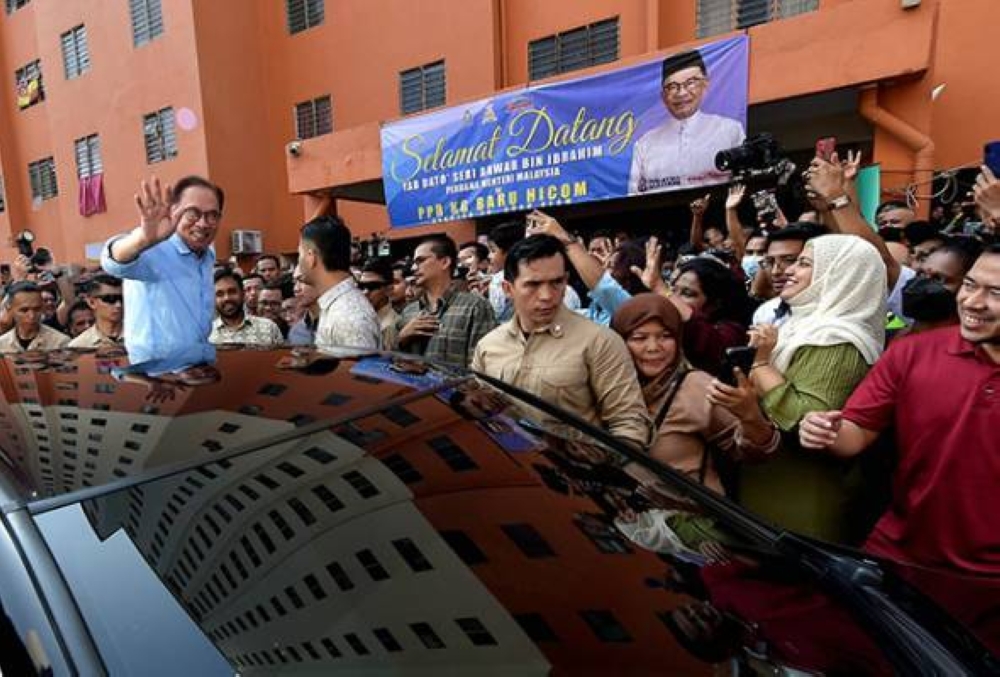 Anwar ketika hadir Majlis Pelancaran Program Kita Untuk Kita di PPR Kampung Baru Hicom pada Sabtu. - Foto Bernama