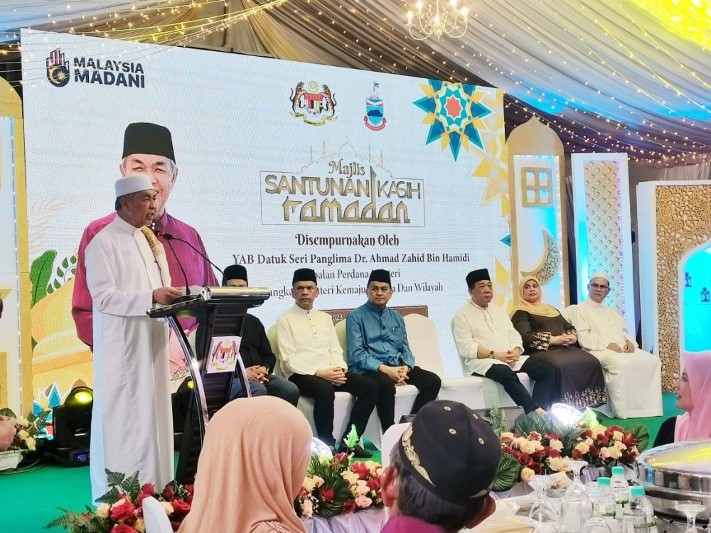 Ahmad Zahid ketika berucap pada Majlis Santunan Kasih Ramadan Kementerian Kemajuan Desa dan Wilayah Sabah di Masjid Kampung Benoni, Papar.