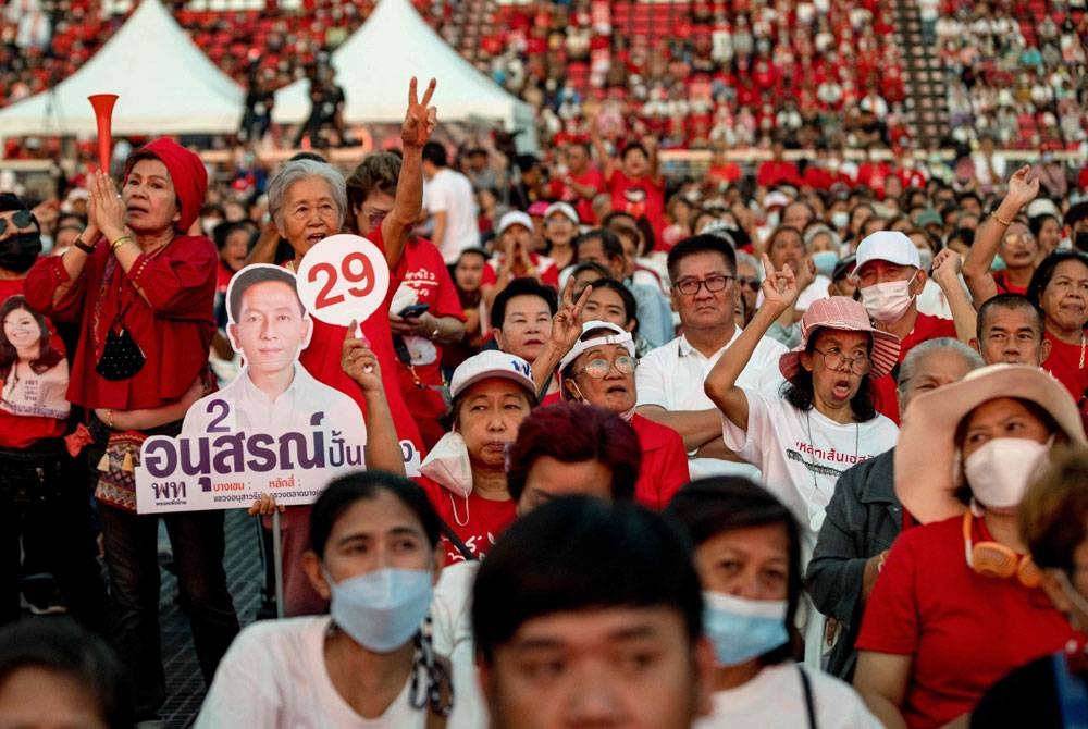 Penyokong menghadiri perhimpunan pilihan raya untuk parti pembangkang utama Thailand Pheu Thai di Stadium Thunder Dome di Nonthaburi. - Foto AFP