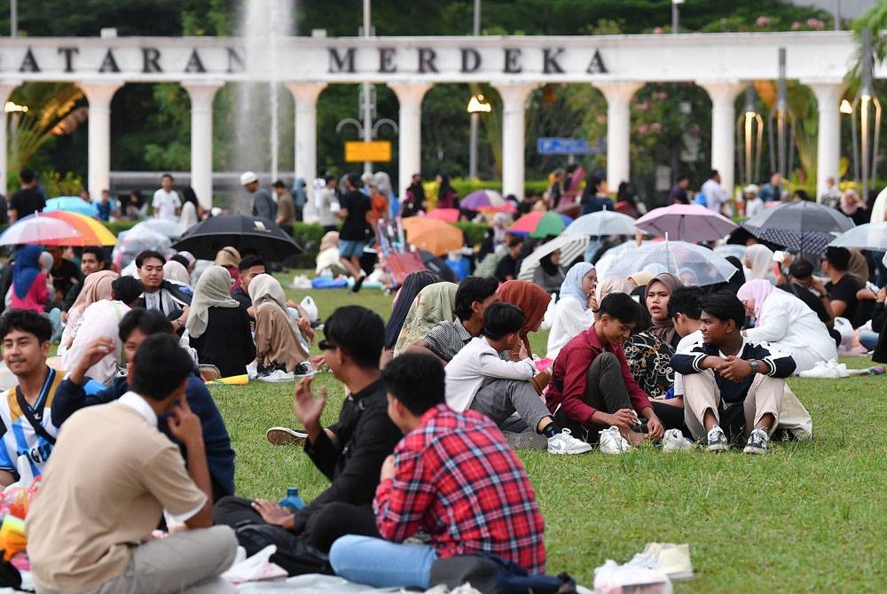 Orang ramai mengambil peluang berbuka puasa bersama rakan-rakan pada program Iftar@KL 2023 di Dataran Merdeka pada Sabtu. - Foto Bernama