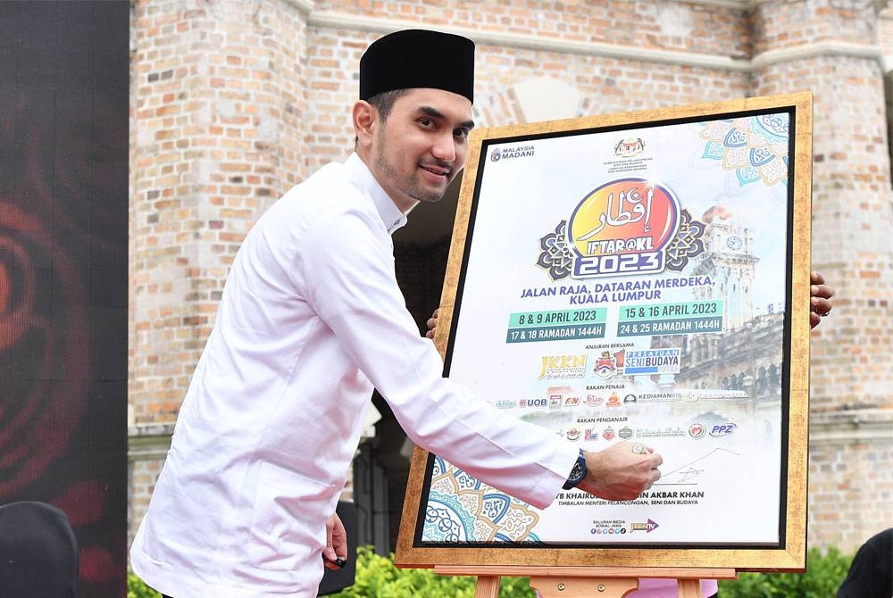 Khairul Firdaus menurunkan tandatangannya pada gimik pelancaran program Iftar@KL 2023 di Dataran Merdeka pada Sabtu- Foto Bernama