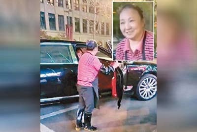 Wanita tersebut dijemput anaknya dengan kereta mewah Bentley selepas habis waktu kerja. - Foto Agensi