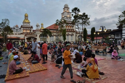 Orang ramai tidak melepaskan peluang berkumpul bersama keluarga dan rakan untuk berbuka puasa beramai-ramai di dataran Masjid Muhammadi. - Foto Bernama