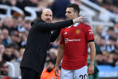 Ten Hag (kiri) memberikan arahan taktikal kepada Diogo Dalot semasa menentang Newcastle United dalam perlawanan Liga Perdana Inggeris di St James' Park pada 2 April lalu. - Foto AFP