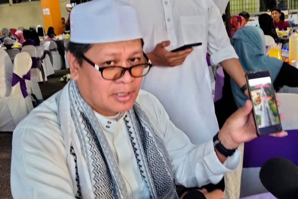 Zailani menunjukkan jalan Gua Musang yang tular akan memgalami kesesakan melampau menjeang Hari Raya Aidilfitri berikutan penutupan jalan di berkenaan.