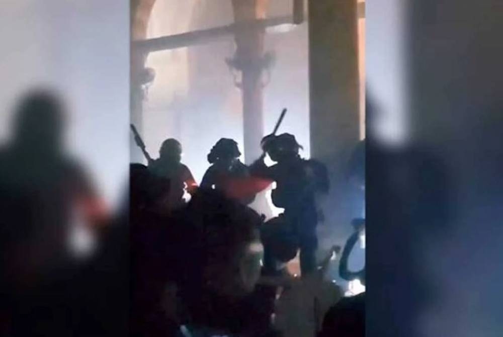 Gambaran di dalam Masjid Al-Aqsa ketika polis Israel menyerang jemaah dengan memukul menggunakan senjata serta saksi mendakwa bom tangan turut dilontar. - Foto/Twitter @Timesofgaza