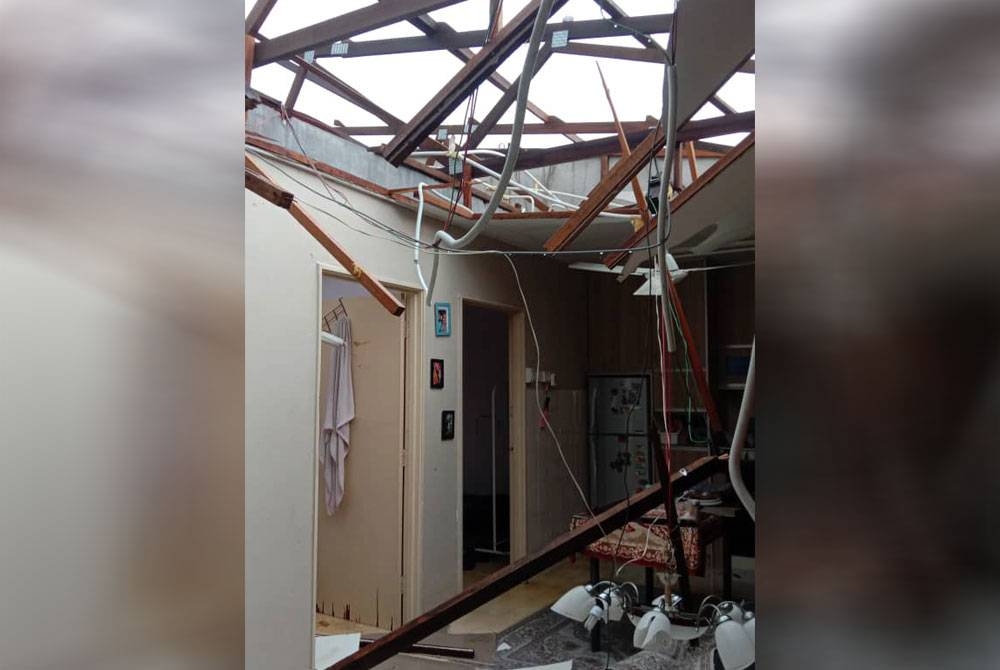 Rumah salah seorang jiran Nurul Huda yang terjejas terus akibat ribut pada Sabtu.