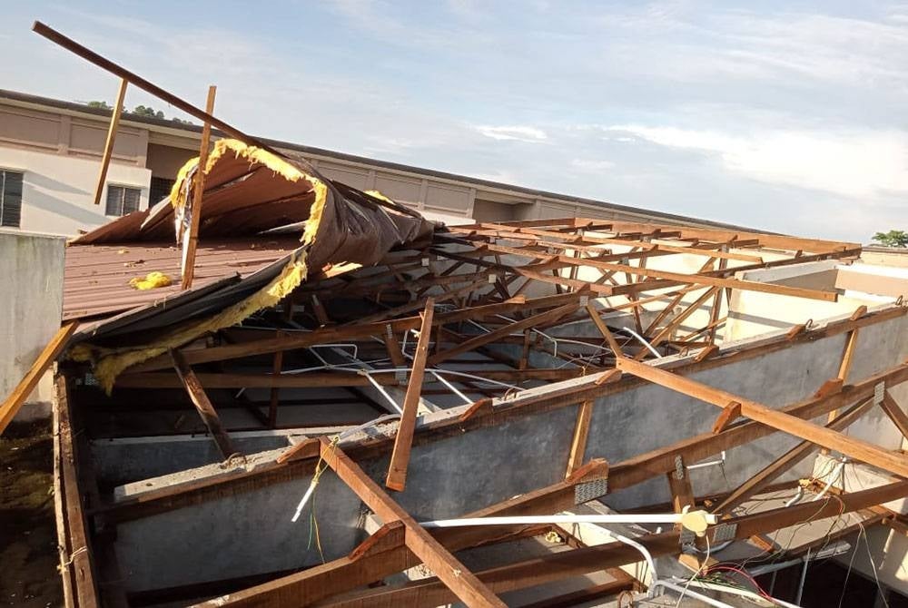 Kerosakan bumbung Pangsapuri Angsana, Bandar Bukit Puchong 2 susulan ribut pada Sabtu.