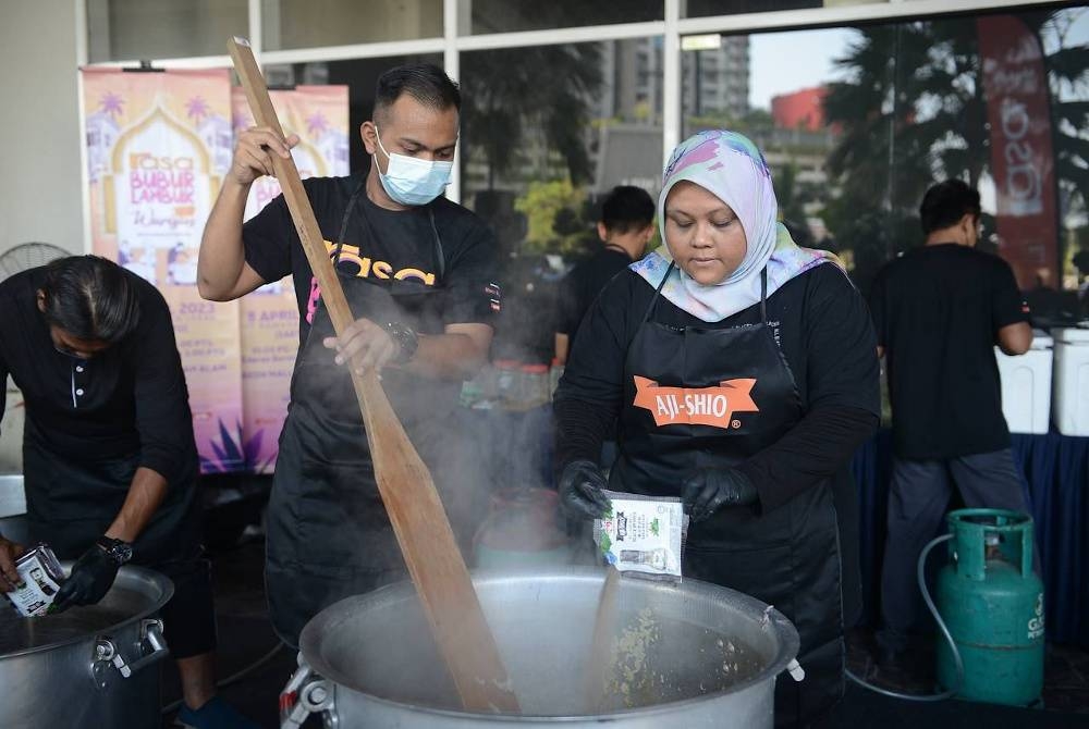 Bubur Lambuk di masak oleh Team RASA dan Nu Ideaktiv.