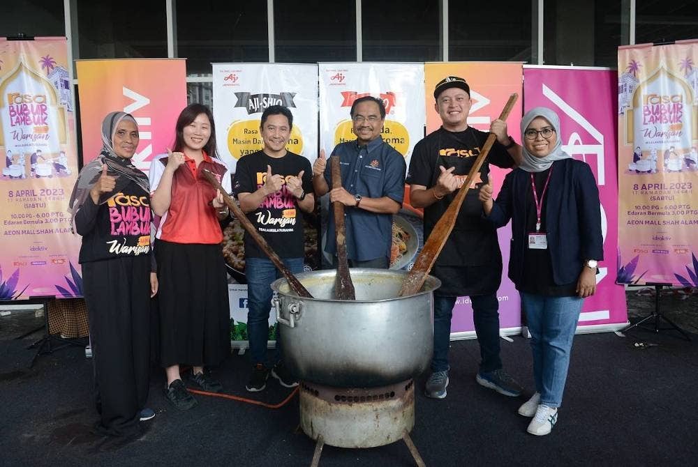 Dari kiri, Norlidawati, Lay Ming, Syamil, Azli, Chef Zam Akmal, Munirah semasa gimik pelancaran program RASA Bubur Lambuk Warisan.