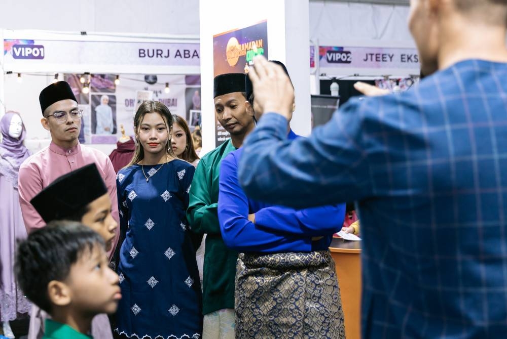 Orang ramai memenuhi FRP 2023 bagi mendapatkan barangan keperluan Aidilfitri.