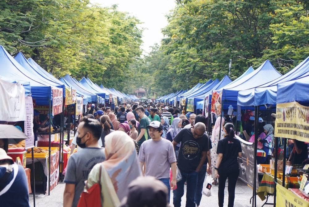 Orang awam membeli juadah berbuka puasa di Bazar Ramadan USJ4 pada Ahad.