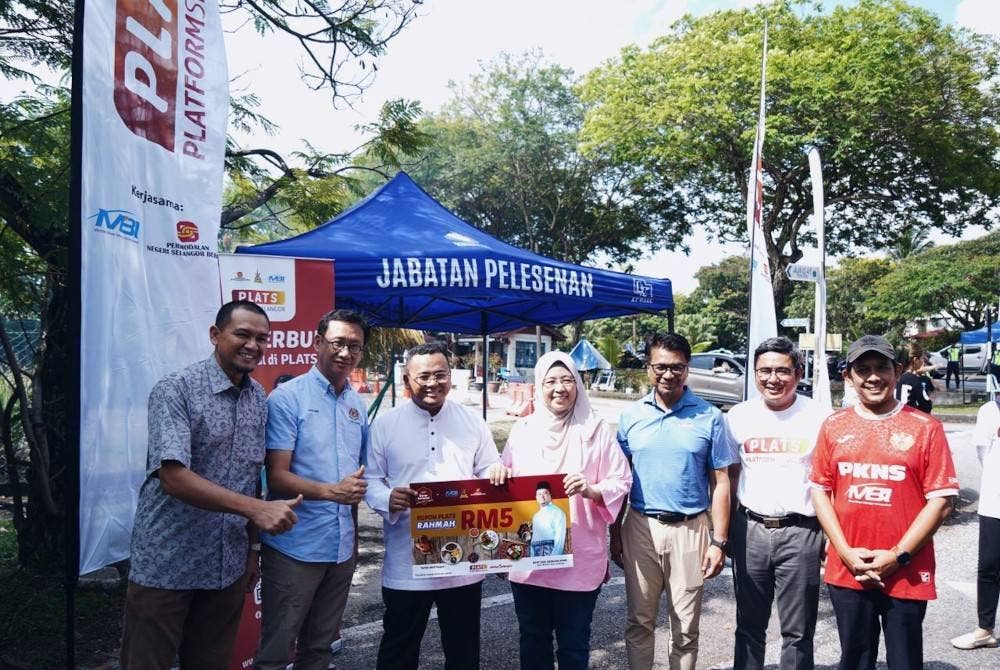 Amirudin (tiga dari kiri) pada Program Agihan kupon PLATS Rahmah 2023 di Bazar Ramadan USJ4 di sini pada Ahad.