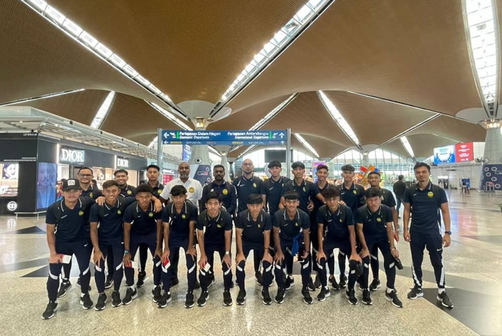 Christopher Raj bersama barisan jurulatih dan pemain Harimau Muda B-17 negara pada Ahad.