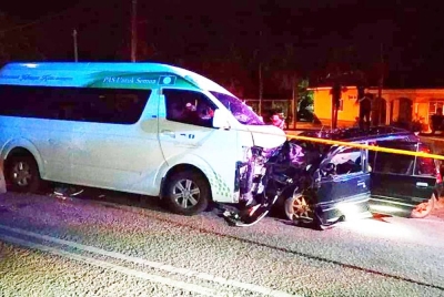 Dua rakan maut selepas kereta yang dinaiki mereka dipercayai bertembung dengan sebuah van dalam kejadian di kilometer 26.5 Jalan Kuala Terengganu ke Kota Bharu pada Ahad.