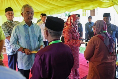 Yang di-Pertuan Agong Al-Sultan Abdullah Ri'ayatuddin Al-Mustafa Billah Shah dan Raja Permaisuri Agong Tunku Azizah Aminah Maimunah Iskandariah berkenan mengurniakan sumbangan kepada golongan yang memerlukan pada Majlis Pengurniaan Sumbangan kepada Asnaf dan Miskin Tanah Kesultanan Pekan di Istana Mangga Tunggal. - Foto Bernama